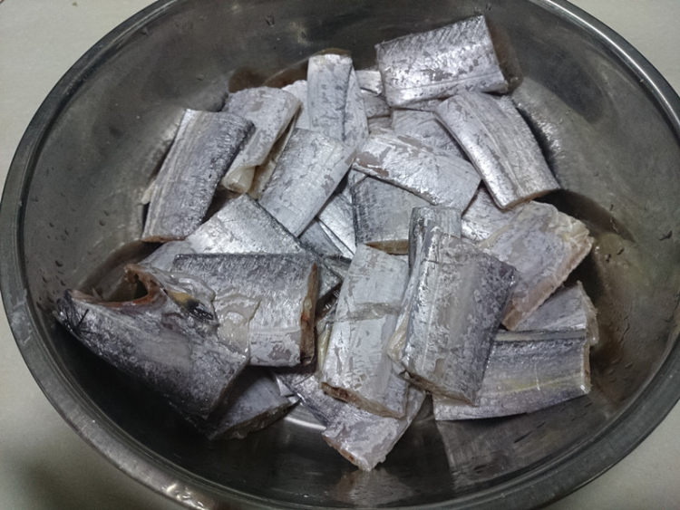 剁椒烧带鱼步骤1