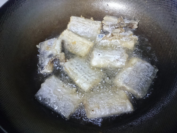 剁椒烧带鱼步骤2