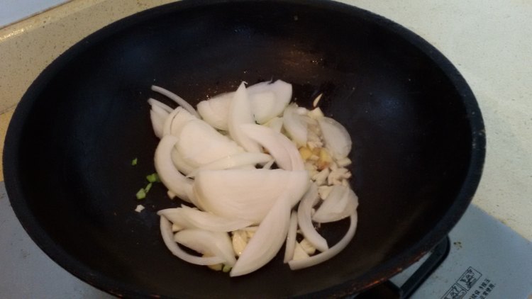 椒香金针菇炒带鱼步骤6