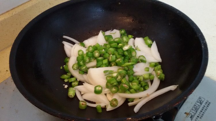 椒香金针菇炒带鱼步骤7