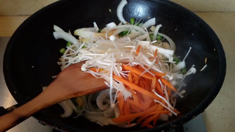 椒香金针菇炒带鱼步骤8