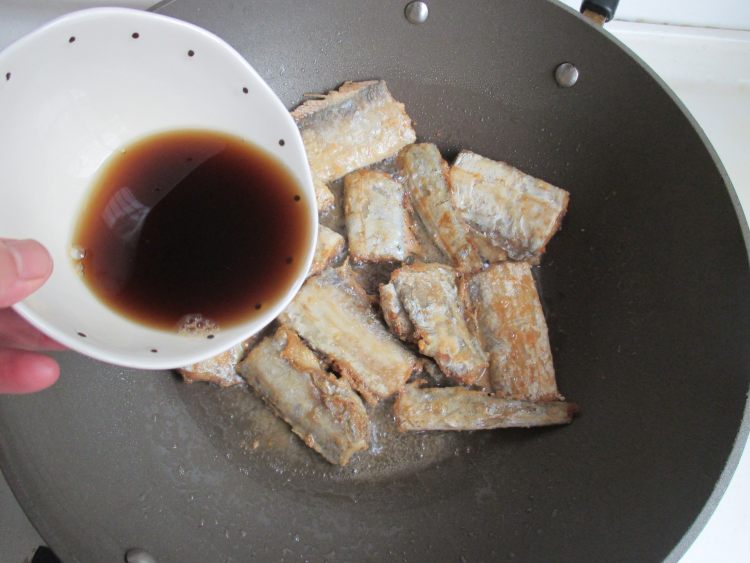 煎焖带鱼步骤5
