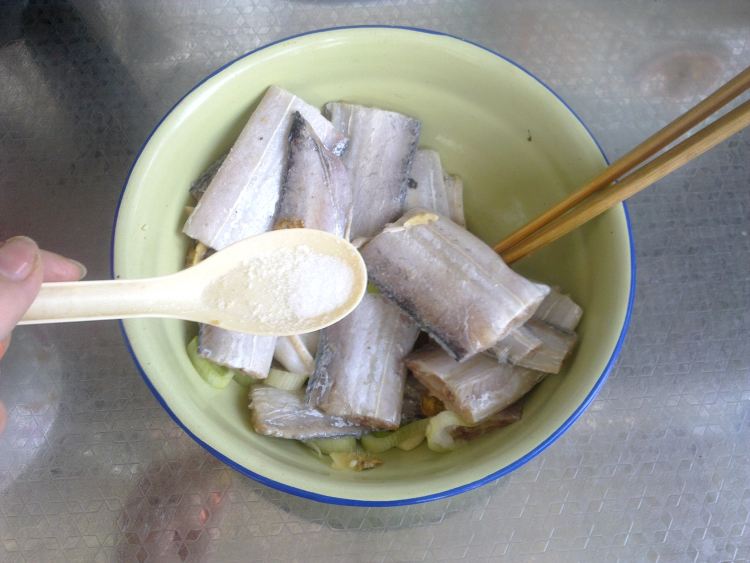 孜然干炸带鱼步骤3