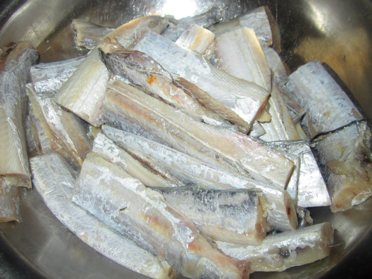 黄豆酱卤带鱼步骤1