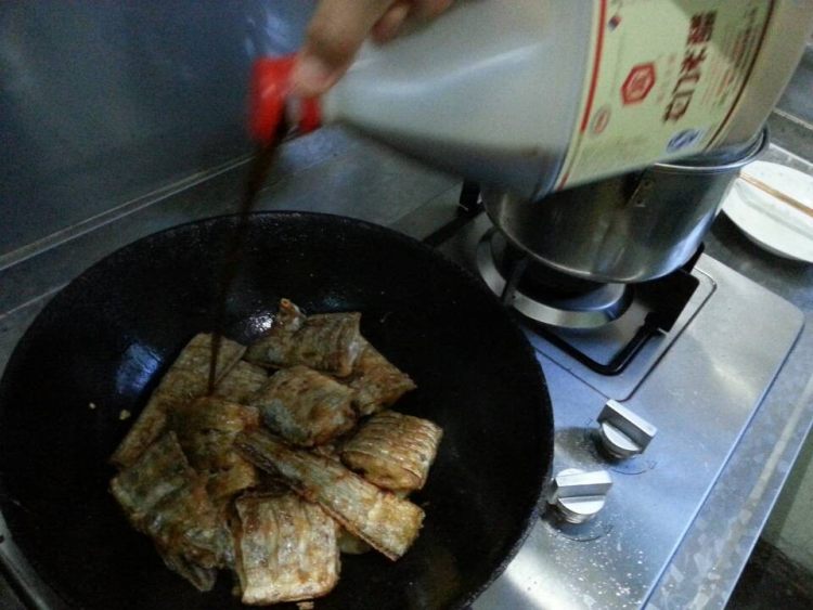 家常红烧带鱼步骤9