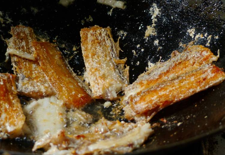 香煎茄汁带鱼步骤2