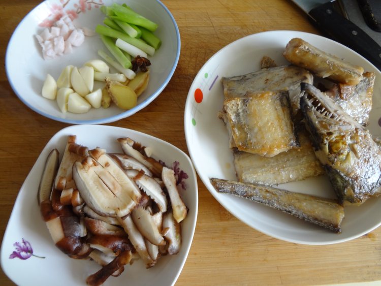 香菇炖带鱼步骤5