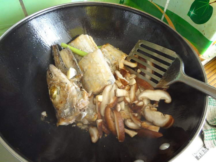 香菇炖带鱼步骤9