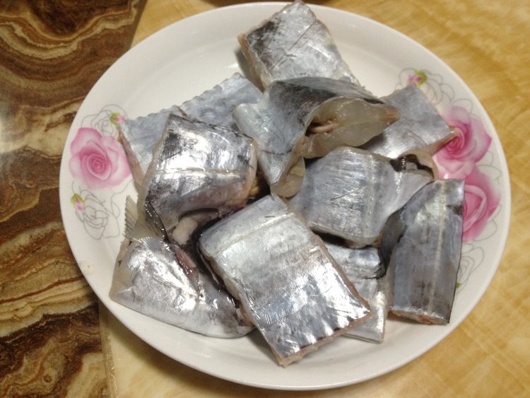 香葱焖带鱼步骤2