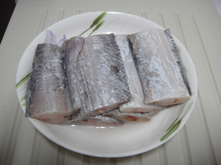剁椒红烧带鱼步骤1