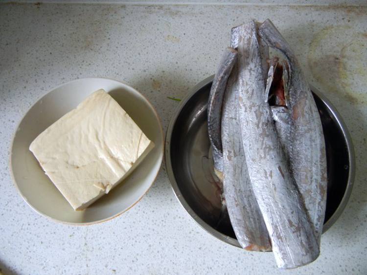 老豆腐烧带鱼步骤1