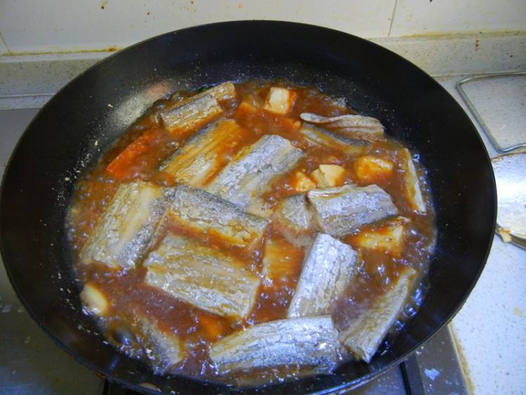 老豆腐烧带鱼步骤10