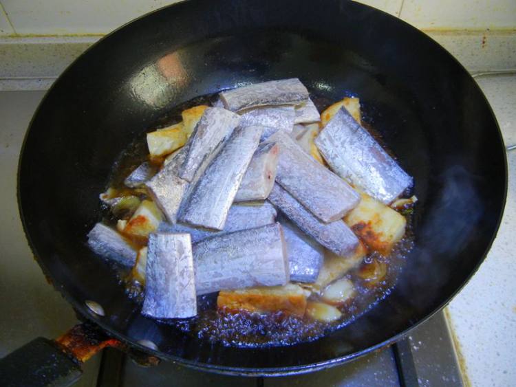 老豆腐烧带鱼步骤9