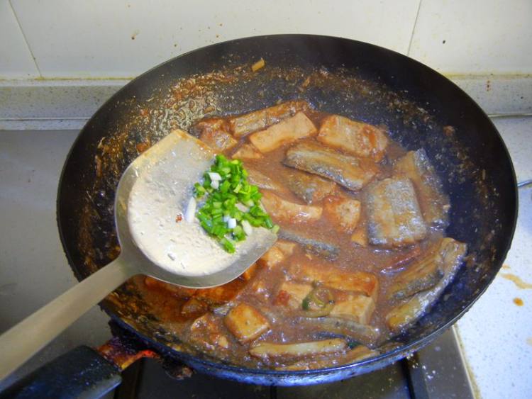 老豆腐烧带鱼步骤13