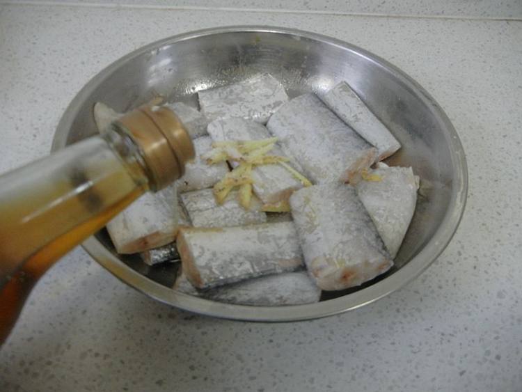 孜然煎带鱼步骤3