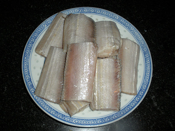 酸豆角烧带鱼步骤1