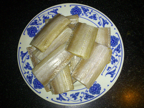 大蒜烧带鱼步骤1