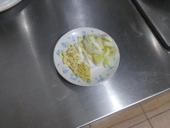 茼蒿炖带鱼步骤3