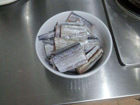 茼蒿炖带鱼步骤2