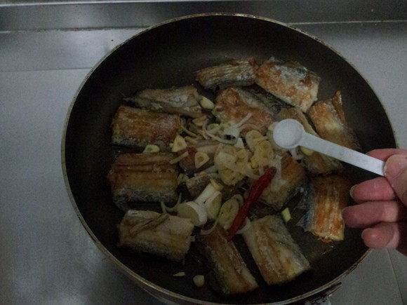茼蒿炖带鱼步骤10