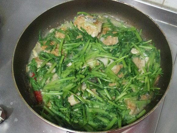 茼蒿炖带鱼步骤14