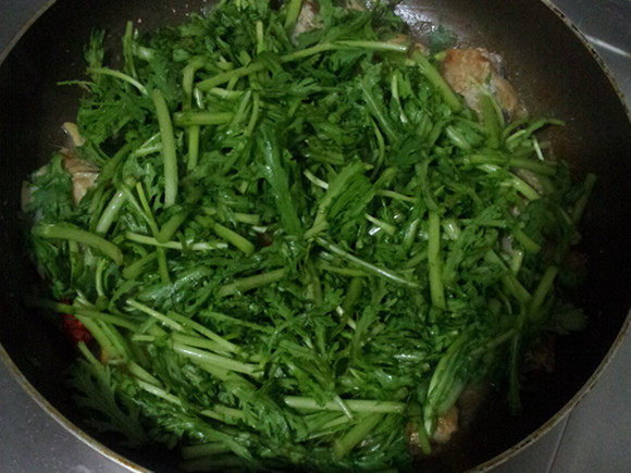 茼蒿炖带鱼步骤13