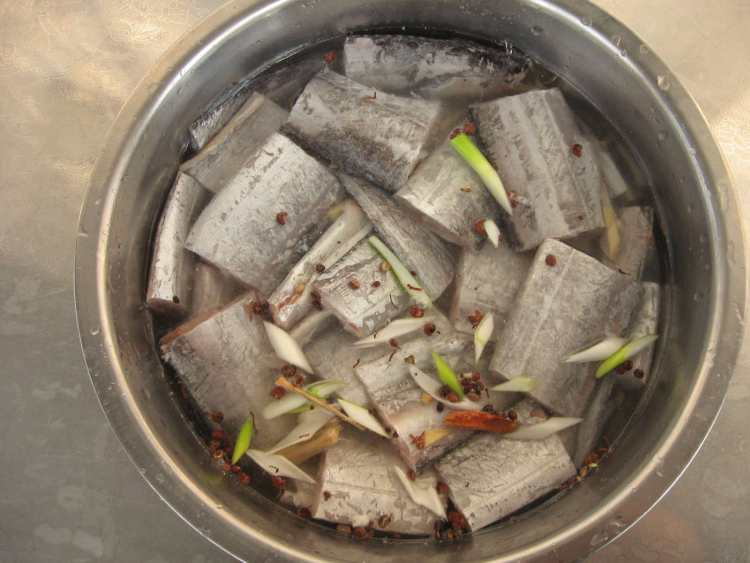 油煎带鱼段步骤3