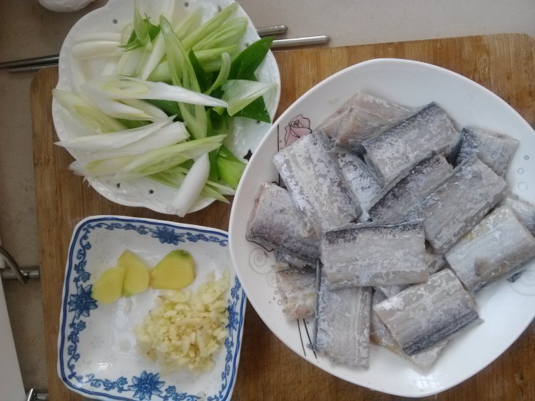 葱白醋焖带鱼步骤1