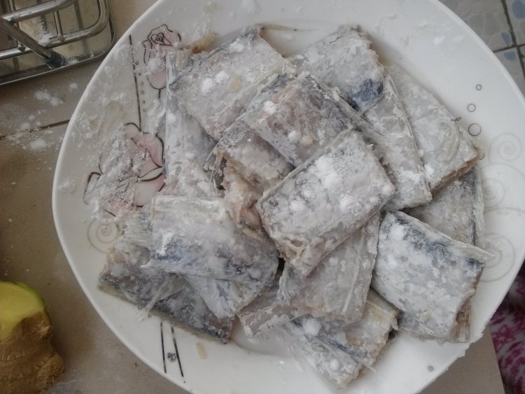 葱白醋焖带鱼步骤2