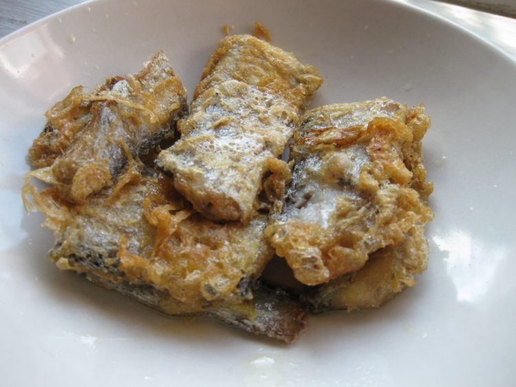 咸菜焖酥鱼步骤1