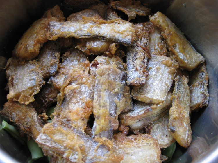 咸菜焖酥鱼步骤5
