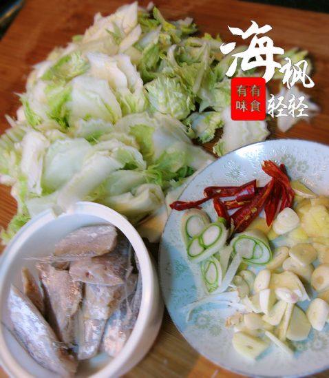 带鱼炖白菜步骤1