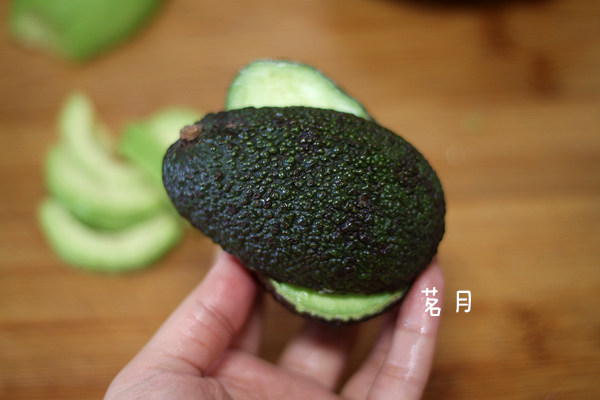 三文鱼牛油果刺身步骤1