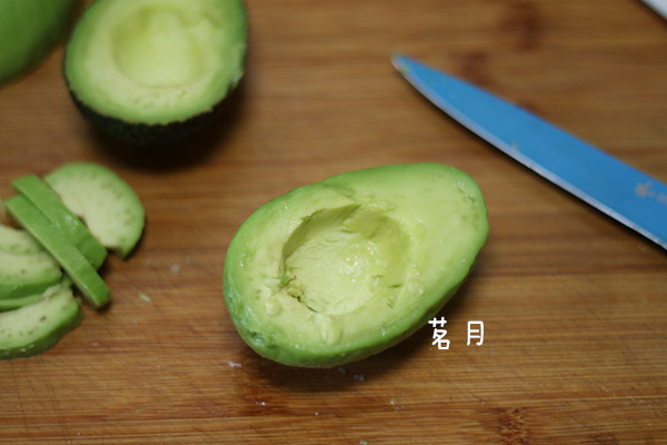 三文鱼牛油果刺身步骤2