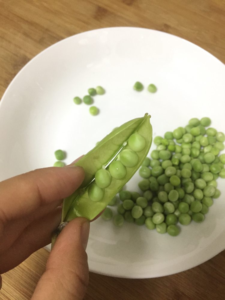 三文鱼粒炒时蔬步骤1