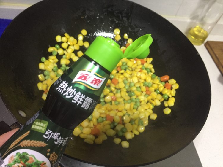 三文鱼粒炒时蔬步骤12