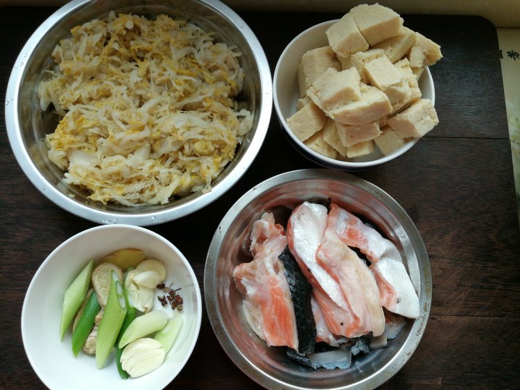 酸菜鱼腩冻豆腐步骤1