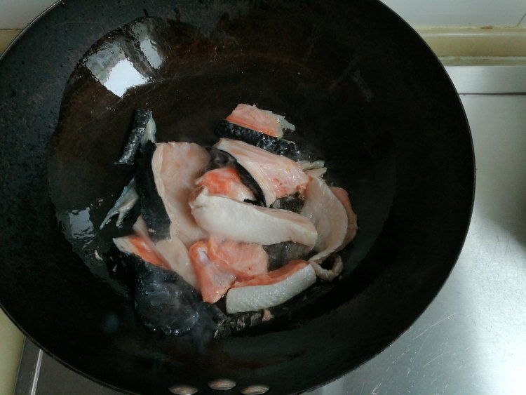 酸菜鱼腩冻豆腐步骤3