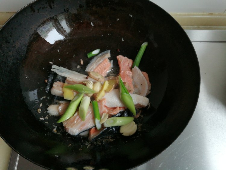 酸菜鱼腩冻豆腐步骤4