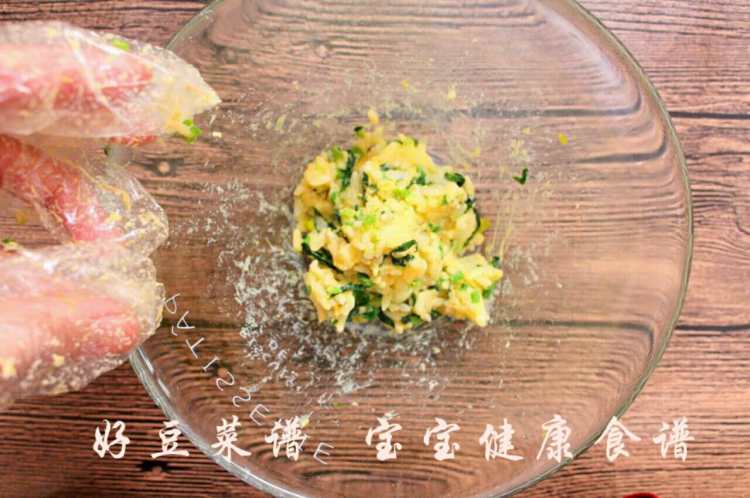 三文鱼蛋黄饭团步骤5