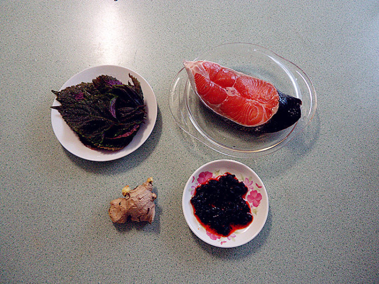 辣豆豉紫苏煎三文鱼步骤1