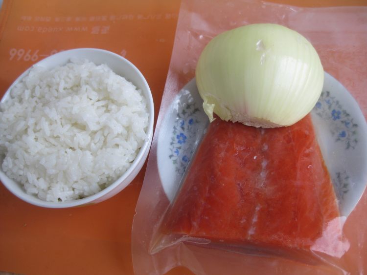 三文鱼圆葱盖饭步骤1