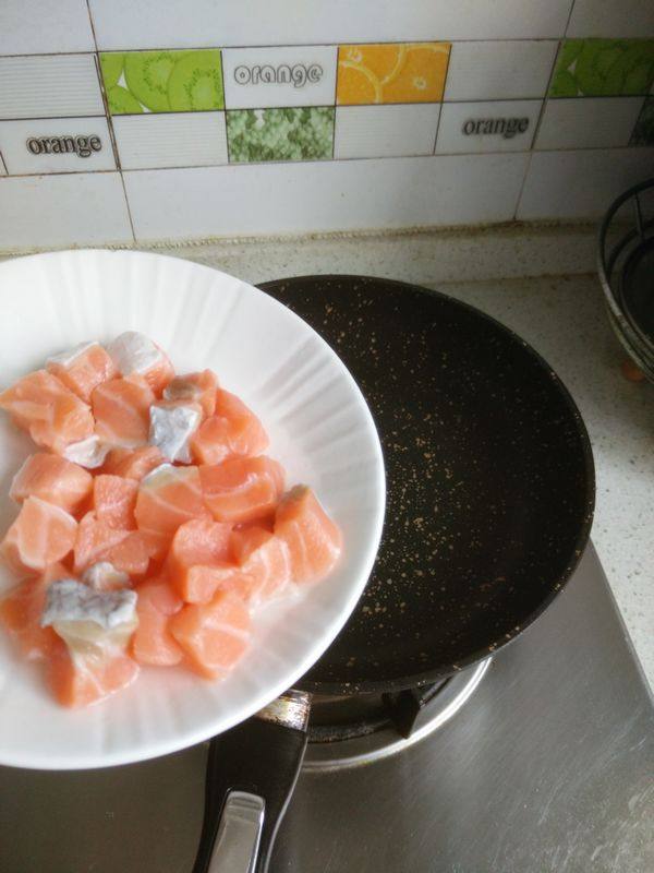 三文鱼豌豆小炒步骤4