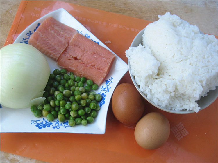 三文鱼蛋炒饭步骤1
