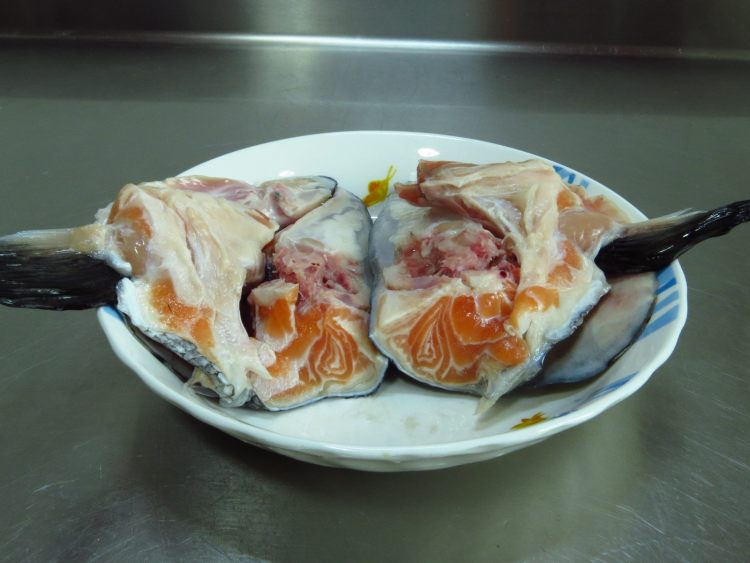 三文鱼头豆腐汤步骤1