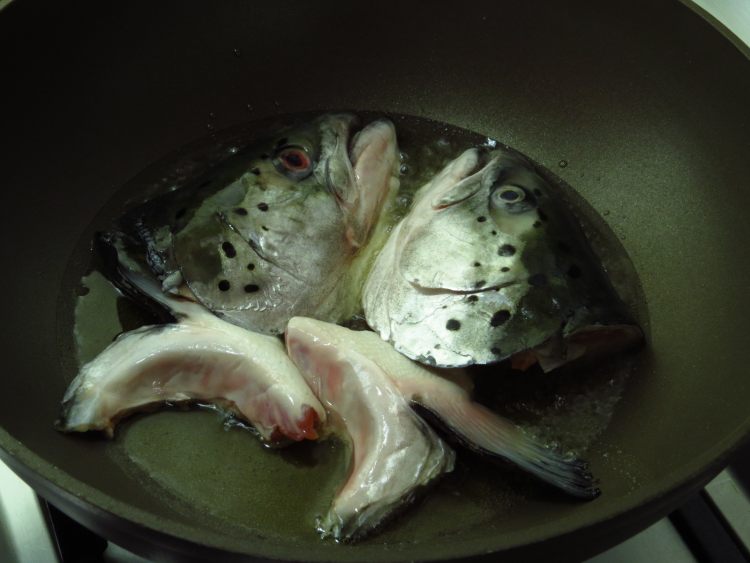 三文鱼头豆腐汤步骤4