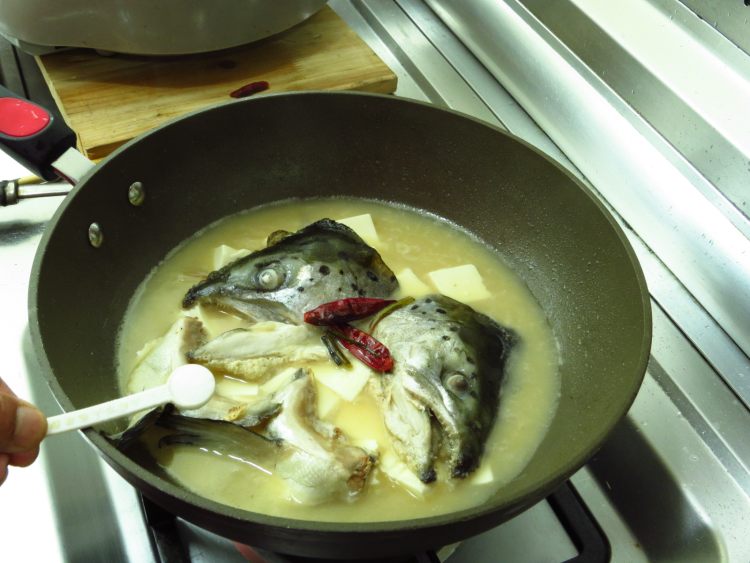 三文鱼头豆腐汤步骤6