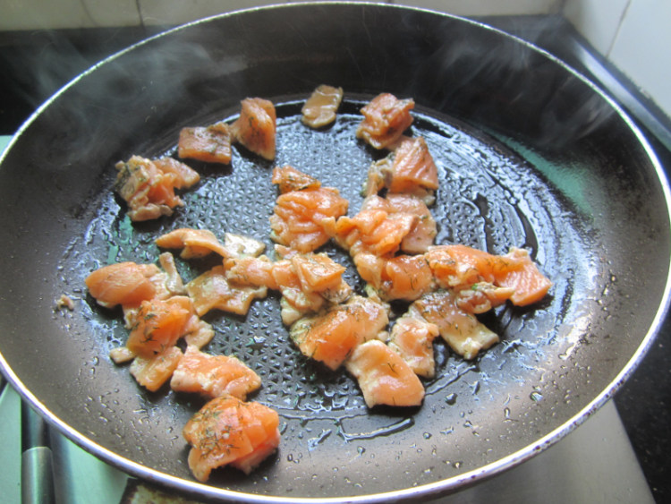 三文鱼炒蛋饭步骤5