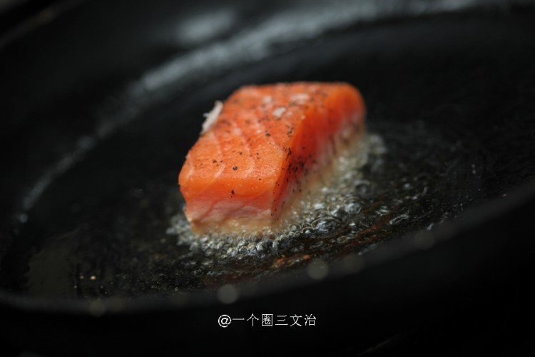 香煎三文鱼柳配牛油蛋步骤7