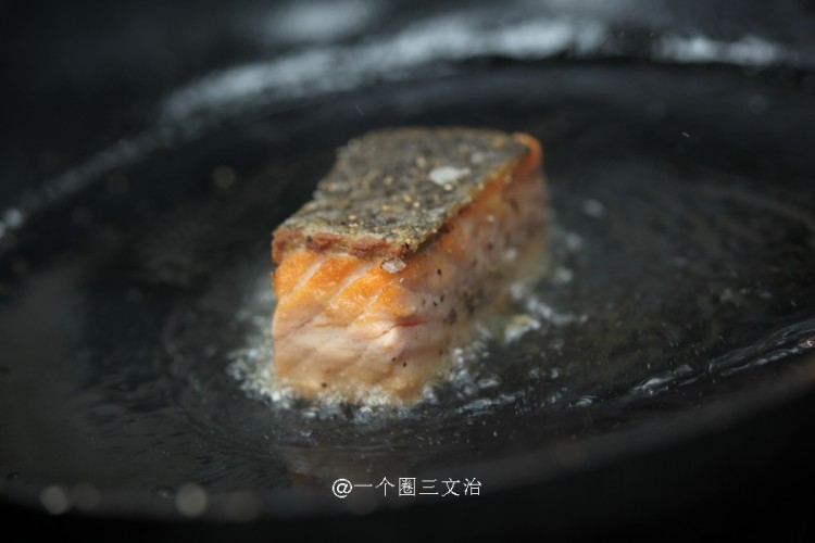 香煎三文鱼柳配牛油蛋步骤8